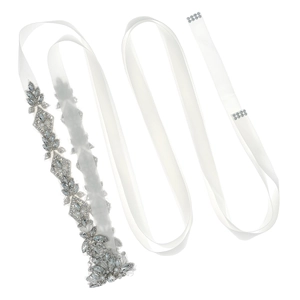 Ceinture de mariée élégante avec cristaux et perles sur ruban de satin blanc