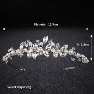 Detail eines silbernen Braut-Tiaras mit weißen Perlen und Marquise-Kristallen