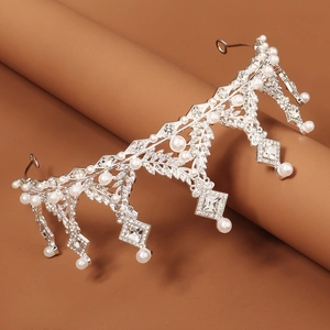 Détail du diadème argenté avec texture de feuilles, perles et strass carrés brillants