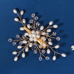 Eleganter handgefertigter Perlen- und Kristallhaarclip mit goldenen Zweigen auf Blau