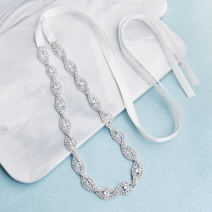 Ceinture de mariée de luxe avec cristaux étincelants et ruban de satin blanc noué