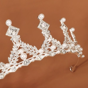 Vue détaillée d'une couronne baroque argentée avec perles blanches et cristaux étincelants