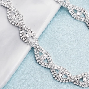 Vue macro détaillée de la ceinture de mariée en strass avec motifs en diamants scintillants