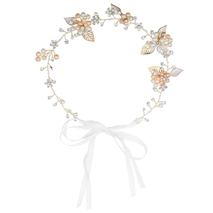 Bandeau de mariée doré avec perles, strass et feuilles sur fond blanc immaculé