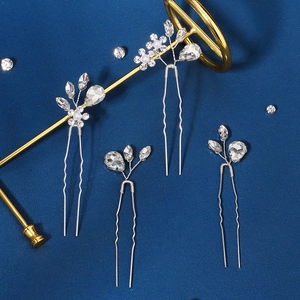 Détail de quatre épingles à cheveux en U avec fil d'argent, cristaux et perles blanches