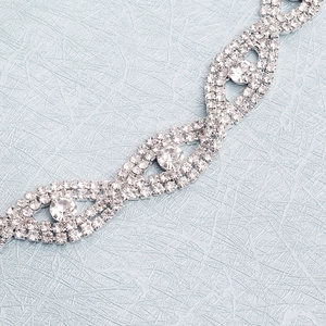 Ceinture de mariée argentée élégante avec design luxueux en cristal croisé