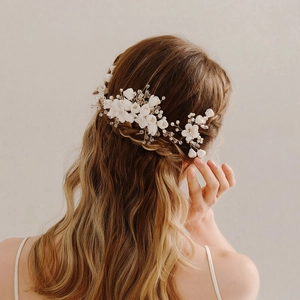 Elegant bridal hair comb with ceramic flowers and pearls on a delicate gold wire