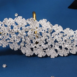 Macro shot of silver bridal hair comb with interlaced leaf design and sparkling rhinestones