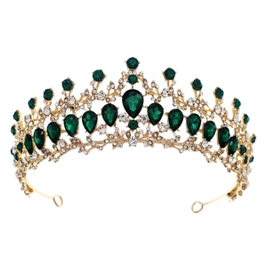 Vintage gouden barokke bruidskroon met smaragdgroene kristallen en glanzende steentjes