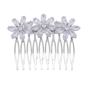 Détail d'un peigne à cheveux pour mariée avec trois fleurs en zircon et dents argentées