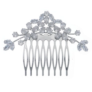 Détail du peigne à cheveux de mariée argenté avec zircons cubiques en forme de fleur