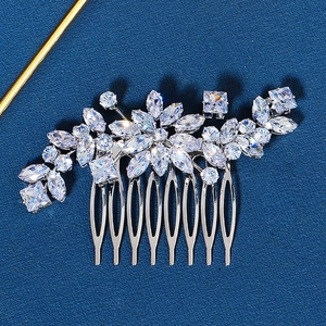 Vue détaillée d'un peigne à cheveux de mariée avec fleurs en cristal et zircons