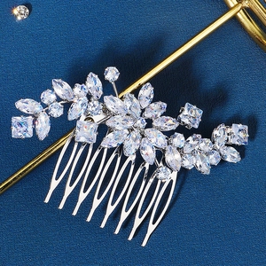 Gros plan d'un peigne à cheveux de mariée avec motif floral argenté et cristaux brillants