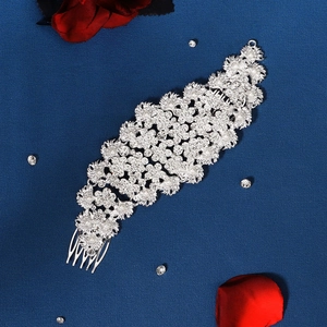 Exquisite bridal hair comb with silver rhinestones and pearls in floral design