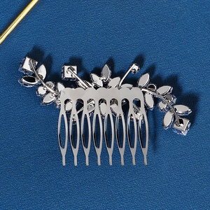 Vue macro du peigne à cheveux de mariée avec structure argentée et strass bleus
