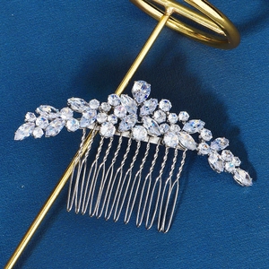 Vue détaillée du peigne à cheveux en cristal argenté avec fleurs pour coiffure de mariée