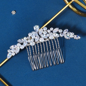 Peigne à cheveux de mariée élégant avec fleurs en zircon sur fond bleu foncé texturé
