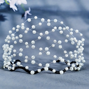 Détail d'un filet à cheveux de mariée avec perles tissées à la main et fil d'argent