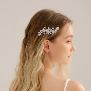 Peigne à cheveux de mariée avec cristaux de zircon fleurs sur base argentée de mariage