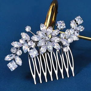 Peigne à cheveux de mariée avec fleurs en cristal et base argentée sur fond sombre