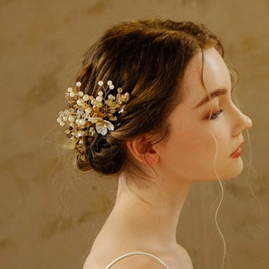 Handmade Bridal Hair Comb With Ceramic Flower White Faux Artificial Pearl Crystal Rhinestone Gold Alloy Hair Accessory For Wedding Party