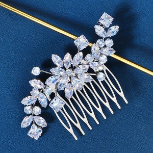 Peigne à cheveux de mariée argenté exquis avec motifs floraux et pierres de zircone