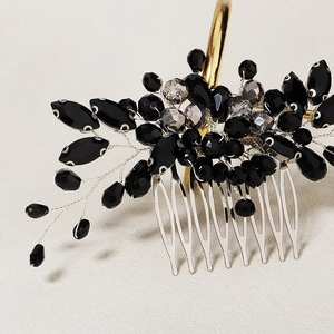 Détail d'un peigne à cheveux de mariée fait main avec cristaux noirs et fils d'argent