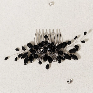 Détail du peigne à cheveux de mariée fait main avec cristaux gris foncé et fil d'argent