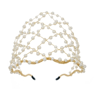 Détails d'un serre-tête de mariée en maille dorée tressée avec perles blanches