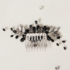 Peigne à cheveux de mariée fait main avec cristaux noirs et détails de feuilles argent
