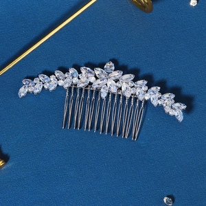 Peigne à cheveux de mariée élégant avec fleurs argentées et cristaux de zircon