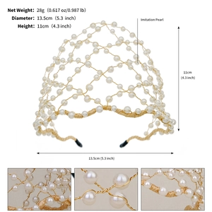 Détail du serre-tête de mariée avec perles d'imitation et maille de fil doré