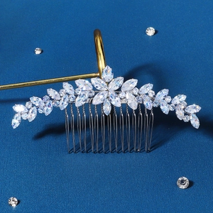 Peigne à cheveux argenté avec cristaux étincelants pour coiffures de mariée élégantes et chic