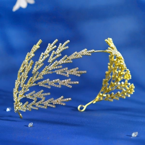 Serre-tête de mariée doré élégant avec motif de branche en cristal pour mariages