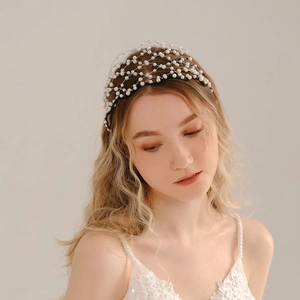 Serre-tête de mariée élégant avec motif en résille de perles sur bandeau noir fin