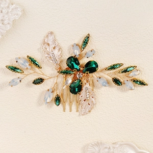 Peigne à cheveux doré pour mariée avec cristaux verts et motifs de feuilles élégantes