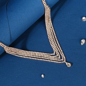 Luxurious multi-layer gold crystal hair chain with V-shaped design and teardrop pendant