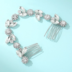 Détail d'un peigne à cheveux de mariée argenté avec fleurs en cristal et strass