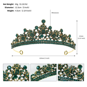 Vue détaillée d'une couronne de mariée dorée avec strass verts et mesures de taille