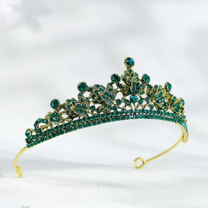 Tiare dorée élégante avec des strass vert émeraude au design pointu multicouche