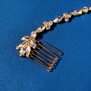 Detailansicht Braut-Haarkamm mit funkelnden Kristallen auf goldener Basis