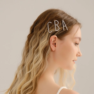 Barrettes à cheveux strass argentées lettres A B C portées sur le côté par un mannequin
