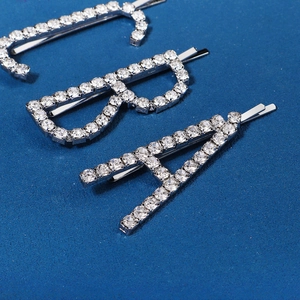 Ensemble de trois barrettes à cheveux tendance en métal argenté avec lettres J B A