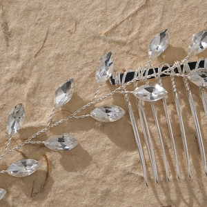 Détail d'un peigne à cheveux de mariée avec cristaux marquise et fil d'alliage argenté tressé