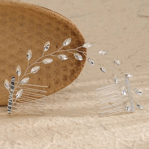 Détail du peigne à cheveux de mariée argenté avec feuilles de cristal et fil souple