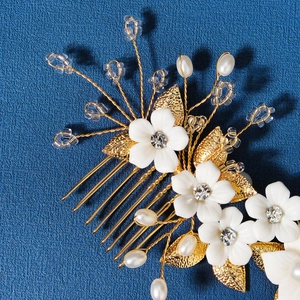 Détail du peigne à cheveux de mariée avec fleurs en céramique, perles et cristaux