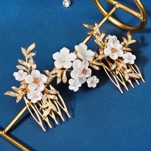 Peigne à cheveux de mariée doré avec fleurs en céramique blanche et cristaux étincelants