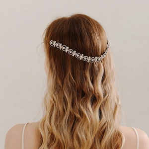 Eleganter silberner Brauthaarschmuck mit funkelnden Kristallen für Hochzeiten