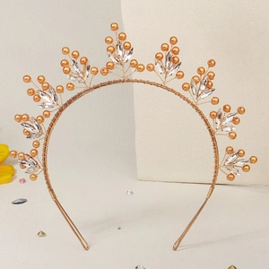Détail macro du serre-tête en fil doré fait main avec perles ambre et cristaux clairs