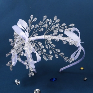 Serre-tête de mariée élégant avec nœud blanc et perles en cristal sur fond bleu